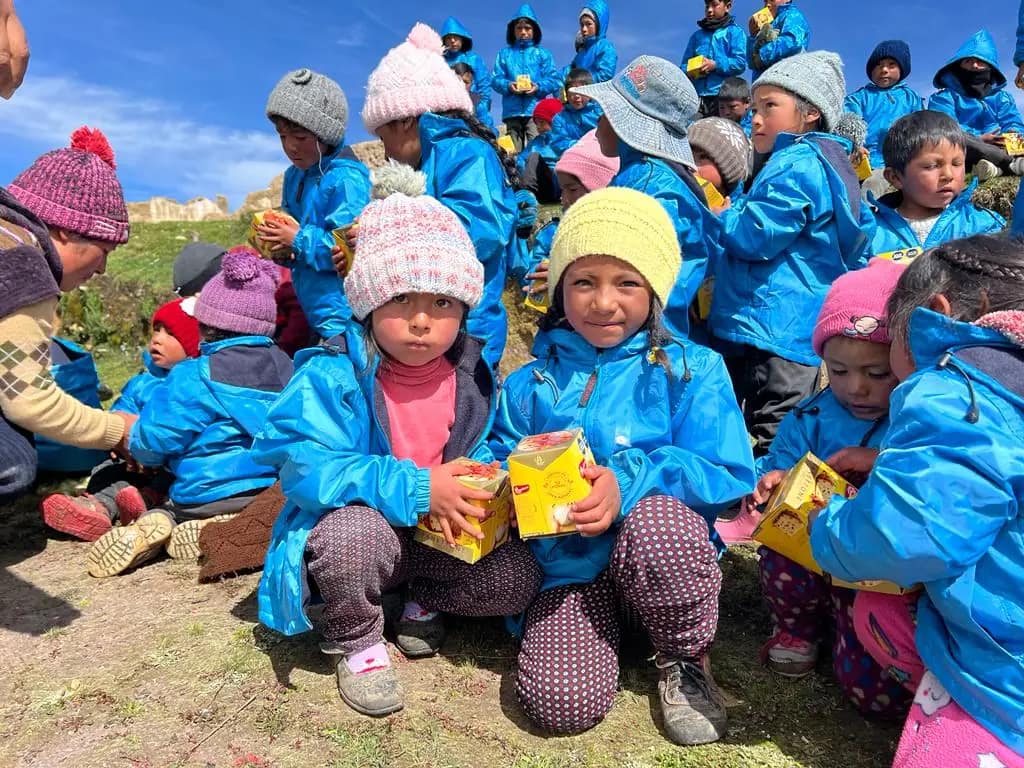 Niños abrigados con casacas Sonqo en los Andes