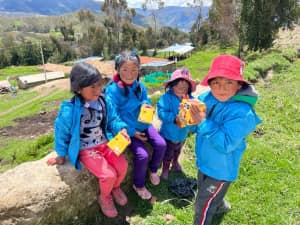 Niños abrigados con casacas Sonqo en los Andes