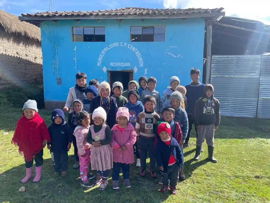 Niños abrigados con casacas Sonqo en los Andes