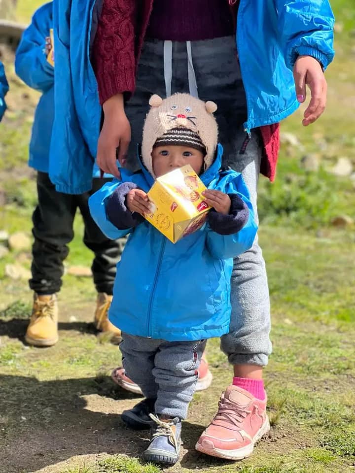 Niños abrigados con casacas Sonqo en los Andes