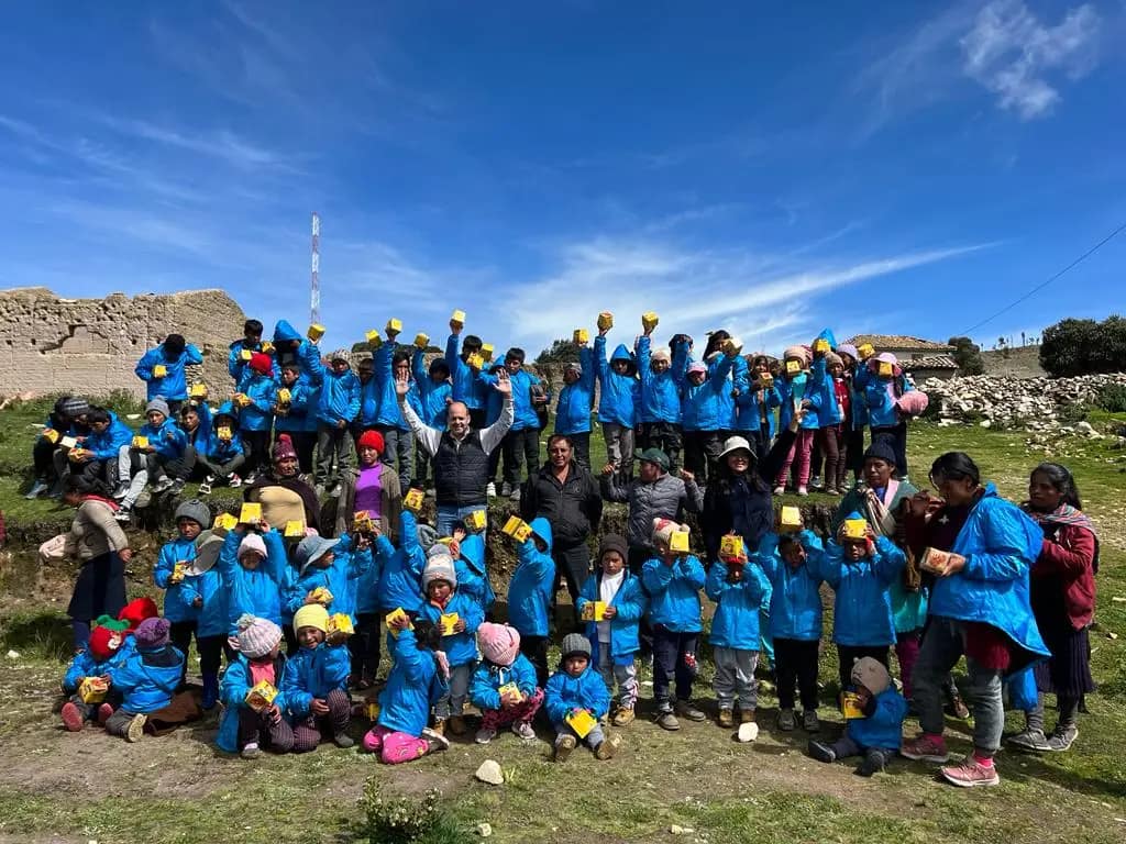 Niños abrigados con casacas Sonqo en los Andes