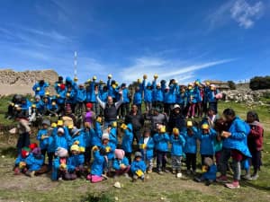 Niños abrigados con casacas Sonqo en los Andes