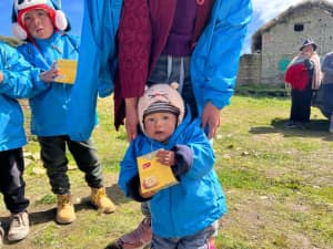 Niños abrigados con casacas Sonqo en los Andes