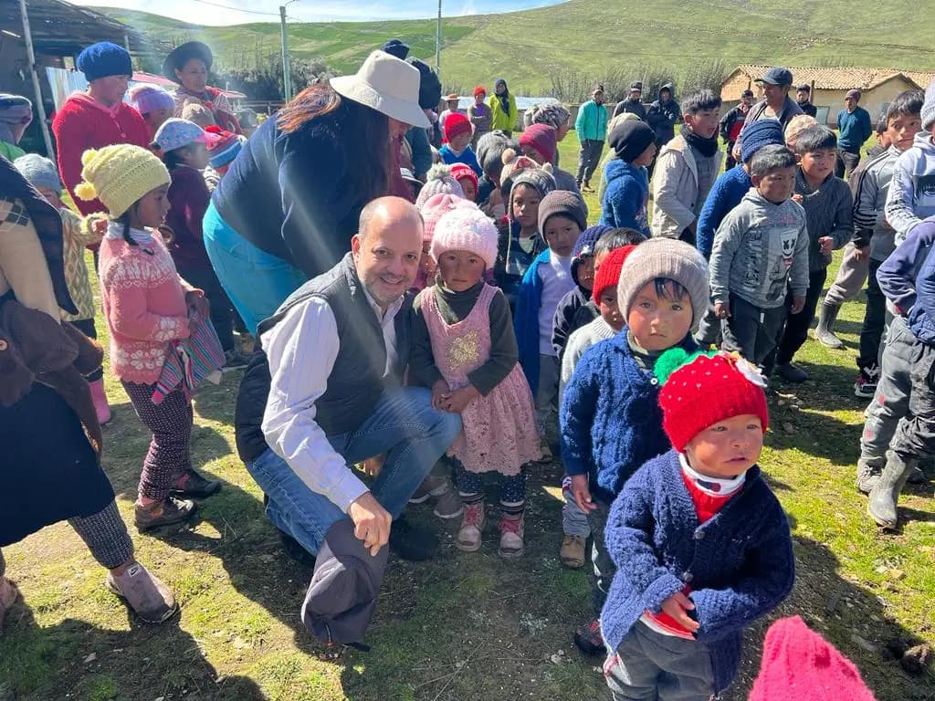 Niños abrigados con casacas Sonqo en los Andes