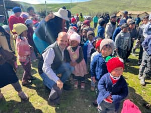 Niños abrigados con casacas Sonqo en los Andes