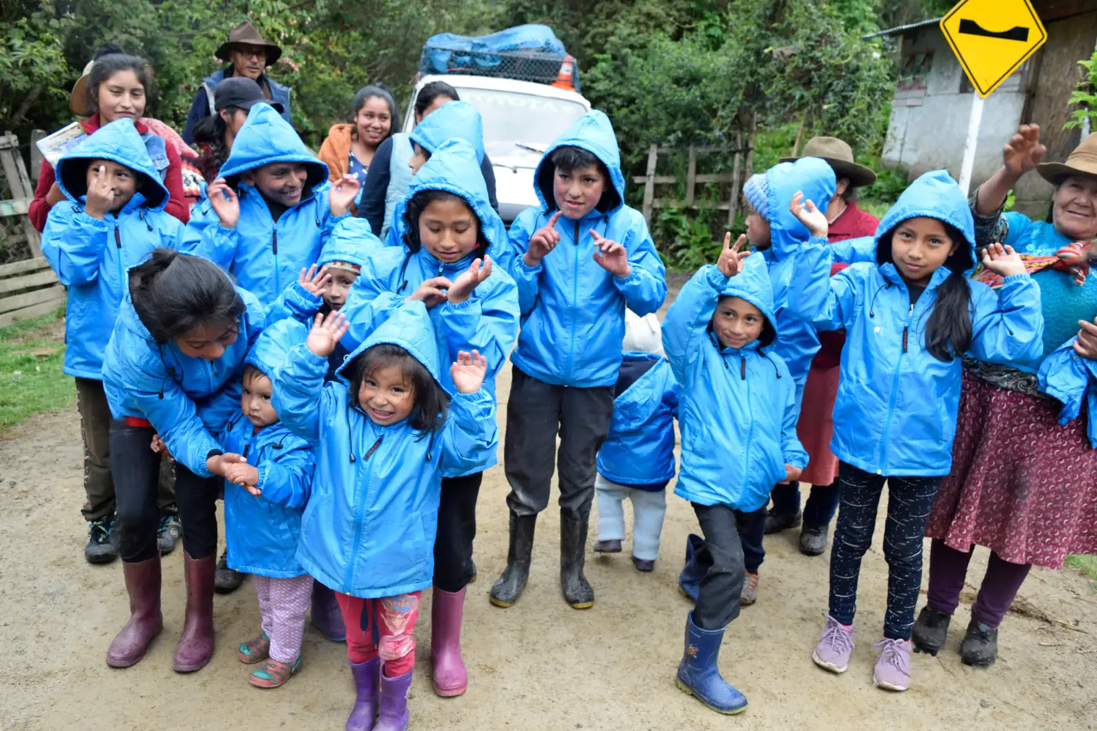 Niños abrigados con casacas Sonqo en los Andes