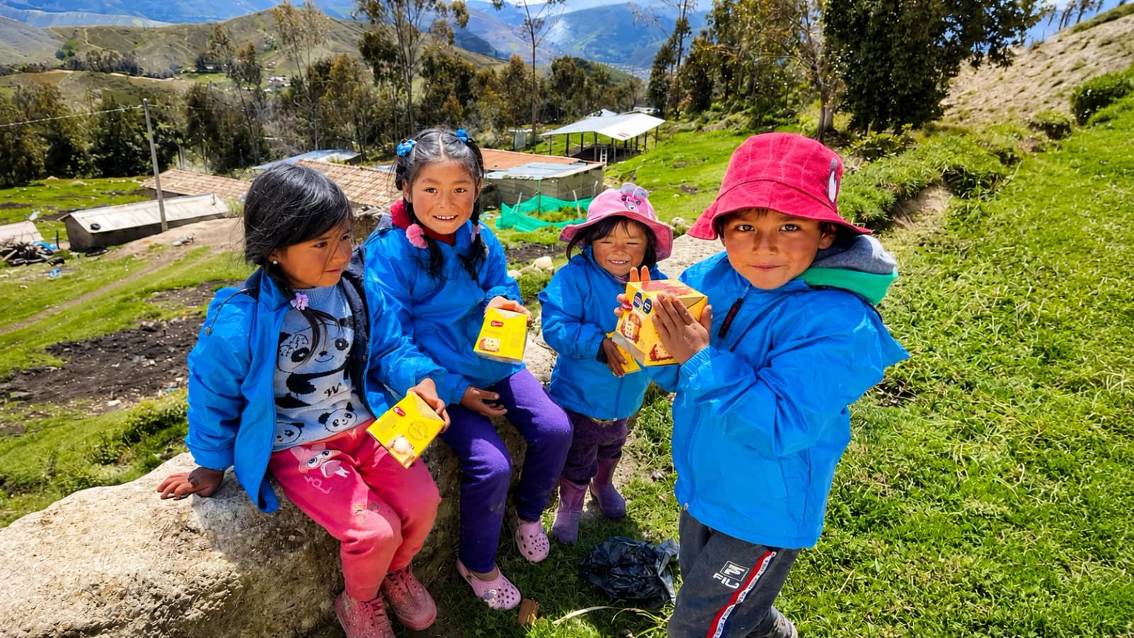 Niños andinos abrigados con casacas Sonqo